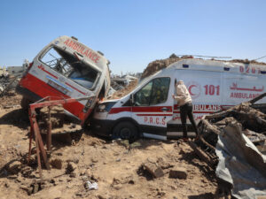 Warga Palestina memeriksa kerusakan di sebuah tempat perbaikan ambulans yang terkena serangan udara Israel di Jalur Gaza tengah pada 24 Maret 2025. (France24: Eyad Baba)