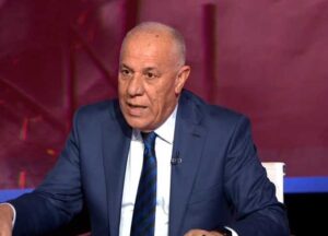 Fayez al-Duwairi adalah pensiunan jenderal Angkatan Darat Yordania dan analis militer terkemuka, dikenal luas lewat analisisnya di media seperti Al Jazeera. Ia lahir pada 3 Maret 1952 di Irbid, Yordania, dan memiliki karier militer panjang di bidang teknik militer serta strategi perang, termasuk pelatihan di Pakistan dan AS. Setelah pensiun pada 2005, ia aktif memberikan komentar strategis tentang konflik di Timur Tengah, khususnya isu Palestina, dan pernah disebut secara langsung oleh pejuang Hamas dalam konteks Operasi “Badai Al-Aqsa”. (Sumber: Manhom.com).