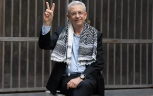 Mustafa Barghouti adalah dokter, politisi, dan aktivis Palestina kelahiran Yerusalem tahun 1954. Ia menjabat sebagai Sekretaris Jenderal Inisiatif Nasional Palestina (PNI) dan pernah mencalonkan diri sebagai presiden Palestina pada 2005. Barghouti juga pernah menjadi Menteri Informasi dalam Pemerintahan Persatuan Nasional tahun 2007 dan merupakan anggota Dewan Legislatif serta Dewan Pusat PLO. Ia dikenal luas sebagai tokoh yang vokal dalam memperjuangkan hak-hak rakyat Palestina dan melawan pendudukan Israel.