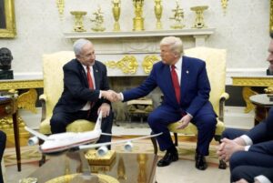 Presiden Donald Trump (kanan) bertemu dengan Perdana Menteri Israel Benjamin Netanyahu di Gedung Putih, Washington, D.C., pada hari Senin (07/04/2025) Foto oleh Yuri Gripas/UPI.