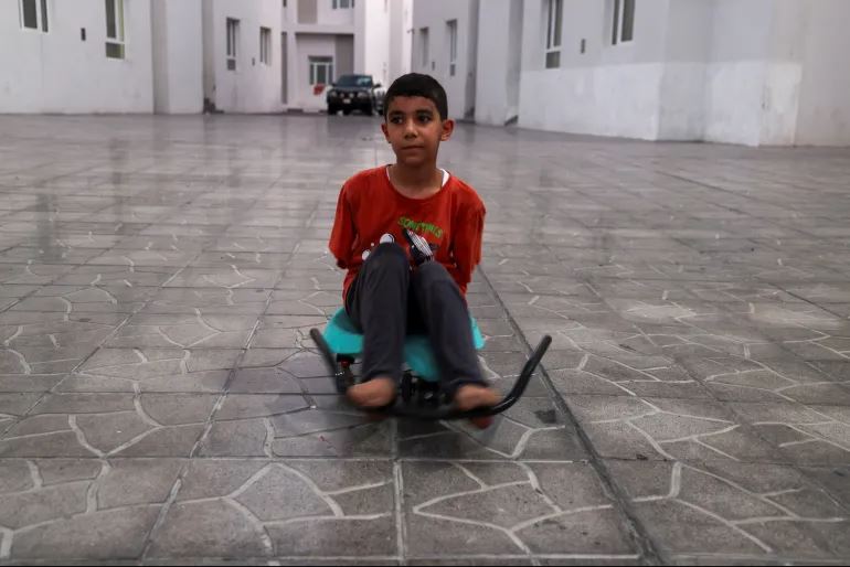 ‘Bagaimana Saya Bisa Hidup Seperti Ini?’ Tanya Seorang Anak Gaza yang Kehilangan Tangannya Akibat Serangan Israel