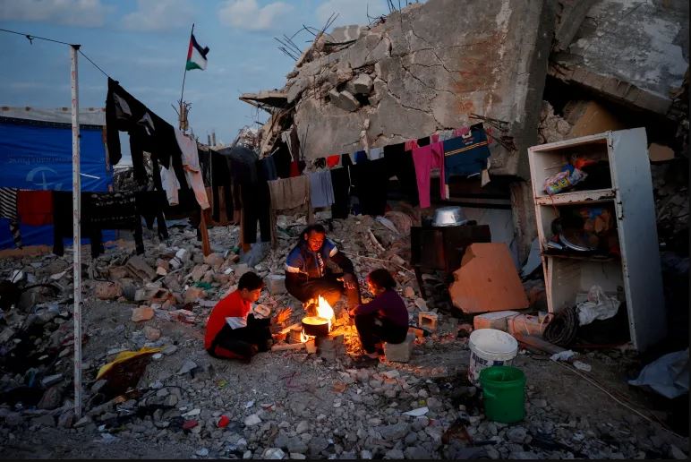 Opini: Untuk Bertahan Hidup di Gaza, Saya Terpaksa Membakar Buku-buku Saya