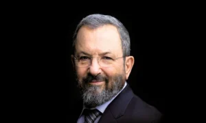 Ehud Barak adalah mantan Perdana Menteri Israel dan jenderal paling berprestasi dalam sejarah militer Israel, lahir pada 12 Februari 1942 di Mishmar HaSharon. Ia menjabat sebagai Kepala Staf IDF (1991–1995) dan terlibat dalam berbagai operasi militer rahasia. Setelah pensiun dari militer, Barak terjun ke dunia politik lewat Partai Buruh, menjadi Perdana Menteri pada 1999, dan mencoba mendorong perdamaian dengan Palestina melalui KTT Camp David 2000 yang gagal. Ia kemudian menjabat sebagai Menteri Pertahanan (2007–2013), termasuk di bawah Netanyahu, sebelum akhirnya menjadi pengkritik kerasnya. Barak mengecam Netanyahu sebagai sosok yang menghancurkan demokrasi Israel demi menyelamatkan diri dari proses hukum. Dikenal cerdas dan tegas, Barak menempuh pendidikan tinggi di Universitas Ibrani Yerusalem dan Stanford University, serta fasih berbicara dalam isu-isu strategis global dan keamanan nasional.