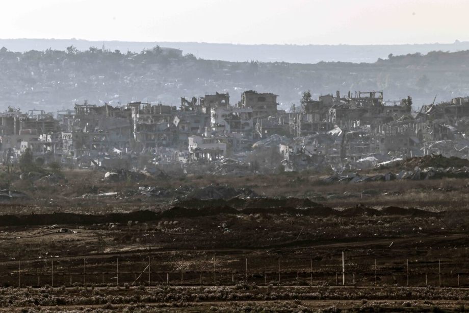Pemandangan kehancuran di Gaza setelah serangan Israel, saat tentara Israel terus menggerakkan pasukan dan melakukan serangan di dekat perbatasan Jalur Gaza pada 29 Juni 2025. (Foto: Tsafrir Abayov/Anadolu Agency)