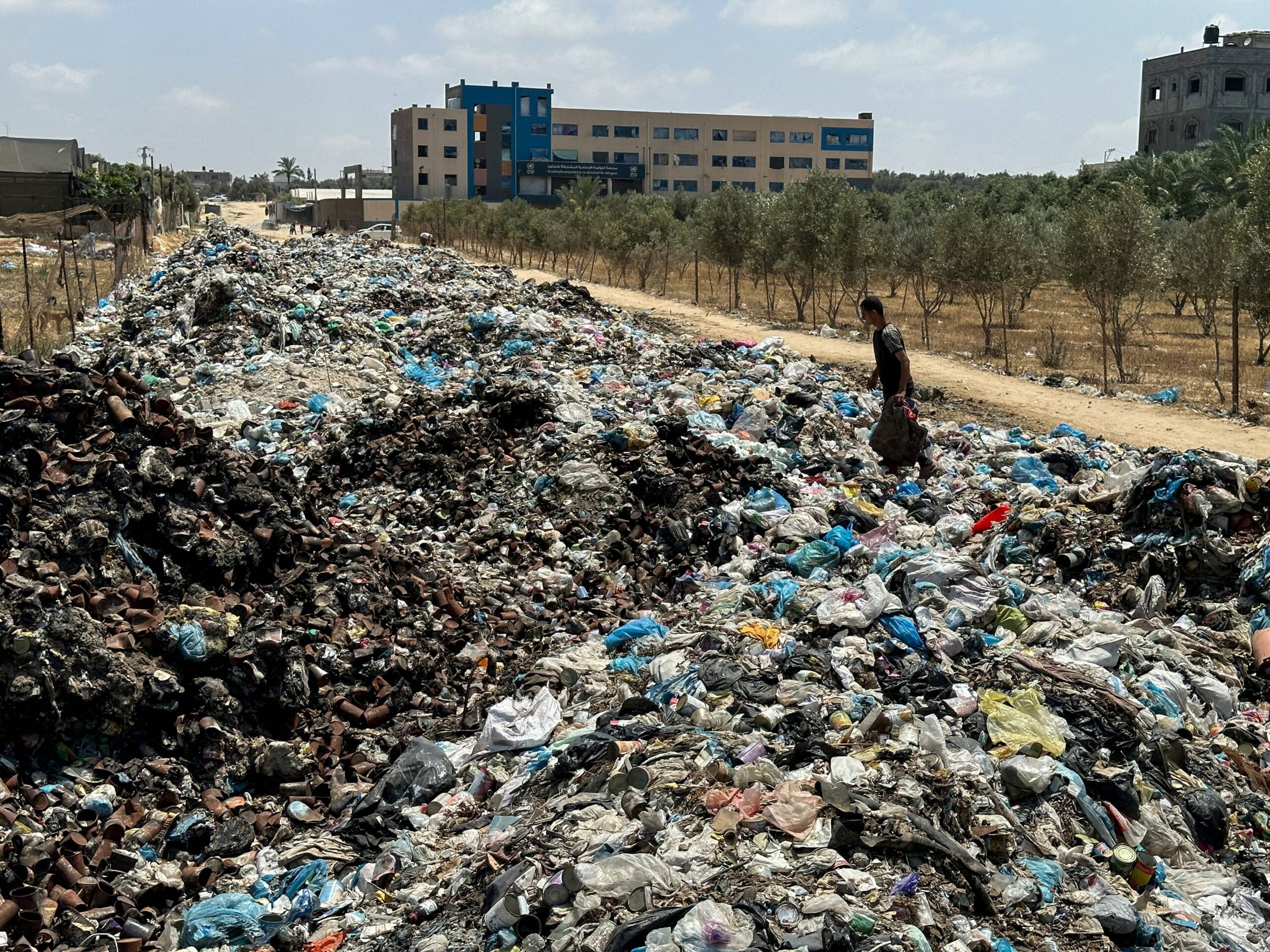 Gaza Peringatkan Bencana Lingkungan dan Kesehatan Akibat Timbunan Sampah dan Limbah