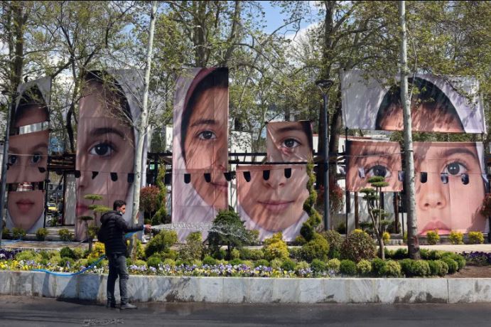 Mengapa para Feminis Barat Bungkam Mengenai Perang Terhadap Perempuan Iran?