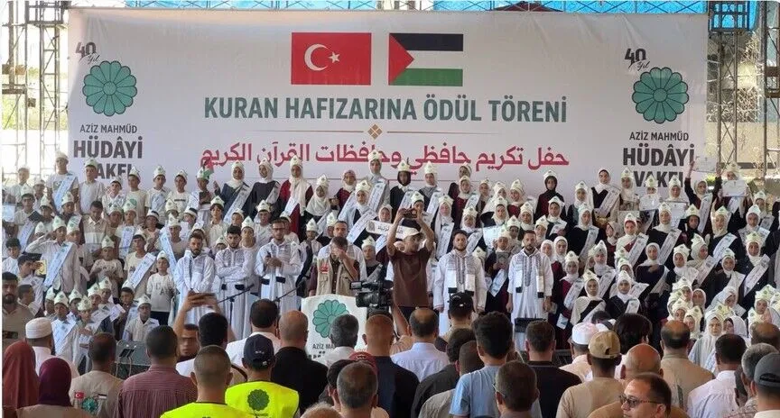 Di Tengah Derita dan Perang Berkecamuk di Gaza, 300 Penghafal Al-Quran Naik ke Panggung Wisuda