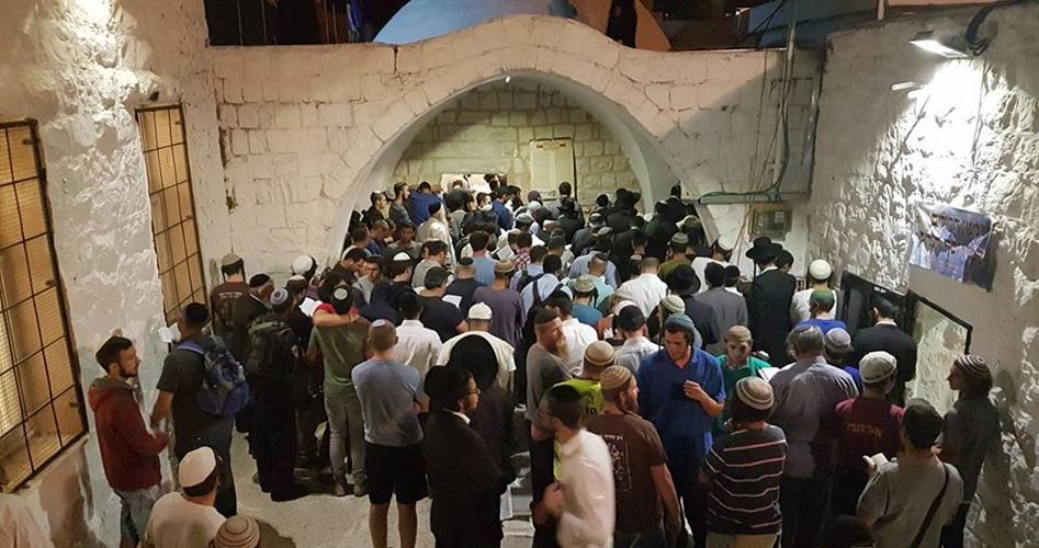 Dengan Perlindungan Militer Israel, Ratusan Pemukim Ilegal Menyerbu ‘Makam Yusuf’ di Nablus